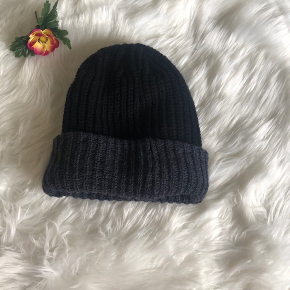 Accessories - NWOT Cable Knit Beanie